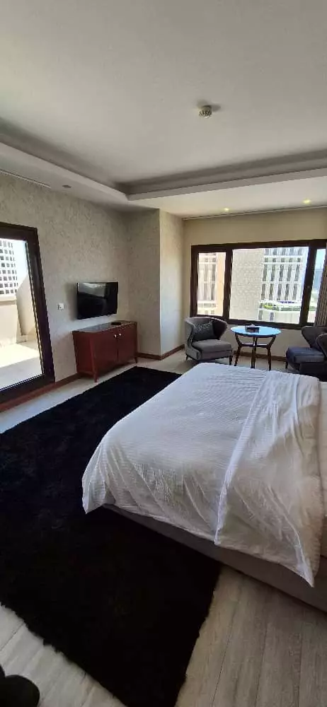 Alibaba https://cdn.alibaba.ir/ostorage/hotel-accommodation-images/684fd4aca1e6f83605b73833_سوئیت لوکس سه نفره (9).webp